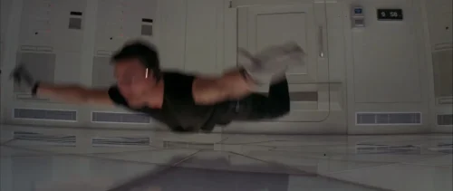 トム・クルーズ演じるイーサン・ハントが天井から吊り下げられる名シーン