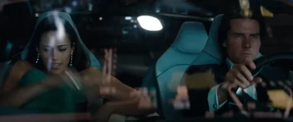 『ミッション：インポッシブル／ゴースト・プロトコル』コンセプトカー「BMW Vision EfficientDynamics」助手席で早着替えポーラ・パットン