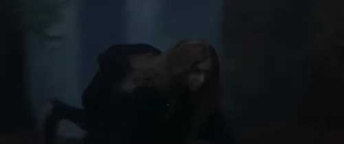 映画『M3GAN ミーガン』効率的に動くミーガンは狩りをする獣のように動く