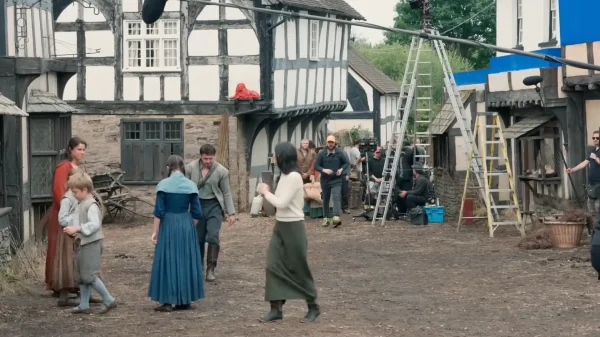 映画『ハムネット』の撮影現場で、役者たちと共に歴史の空白を埋める物語を創り上げるクロエ・ジャオ監督