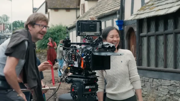 映画『ハムネット』の撮影現場で、穏やかな表情をみせるクロエ・ジャオ監督
