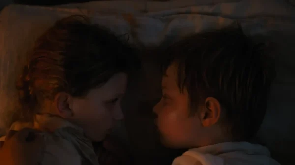 ペストが流行した時代に、11歳という若さでこの世を去った息子ハムネットを演じる天才子役ジャコビ・ジュプ