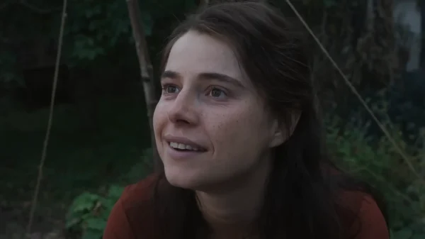 映画『ハムネット』で、自然と深く結びつき神秘的な予知能力を持つ妻アグネスを演じるジェシー・バックリー