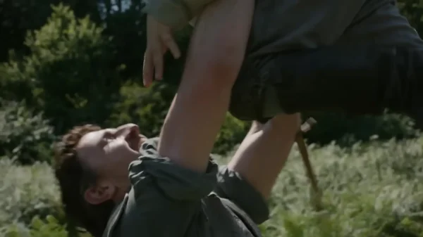 映画『ハムネット』の共演シーンで、本物の親子のような深い絆を見せる父親役のポール・メスカルとジャコビ・ジュプ