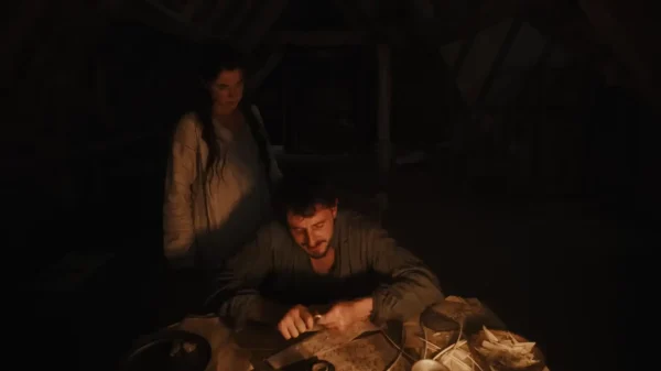 息子の死による深い悲しみとトラウマを抱え、後に名作『ハムレット』を生み出すことになる父親役のポール・メスカル