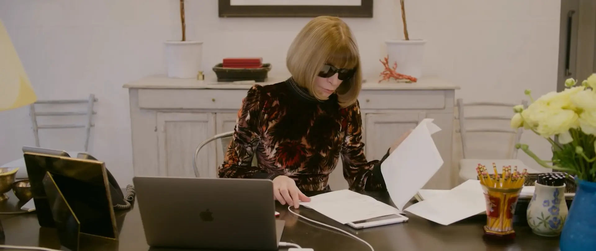 トレードマークのボブヘアとサングラス姿のアナ・ウィンター