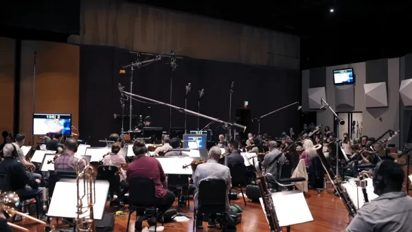 イーストウッド・スコアリング・ステージで映画『ザ・スーパーマリオギャラクシー・ムービー』のオーケストラを指揮するブライアン・タイラー