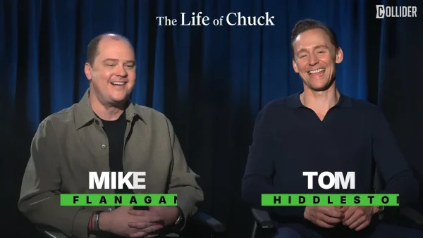 インタビューで笑顔で語り合うマイク・フラナガン監督とトム・ヒドルストン