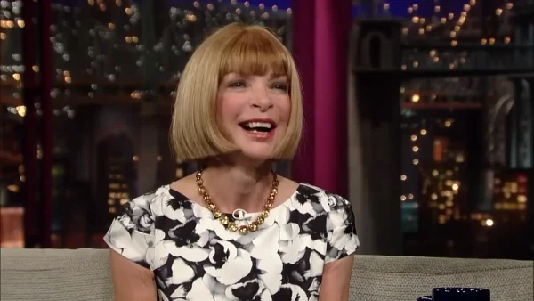 デヴィッド・レターマンの番組で笑顔を見せるアナ・ウィンター