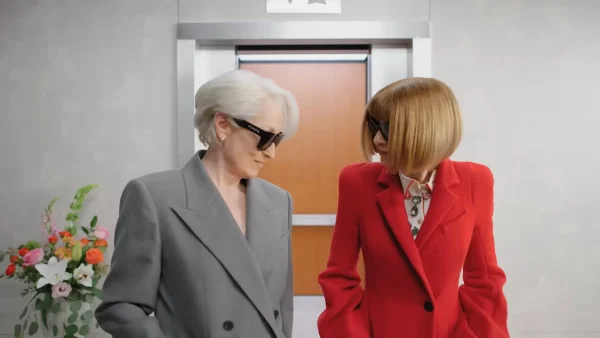 Vogueの企画で対面し、笑顔を見せるメリル・ストリープとアナ・ウィンター