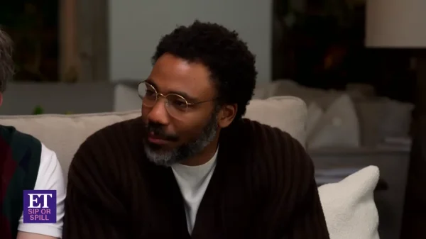 インタビューで自身の役作りについて語る俳優のドナルド・グローヴァー。