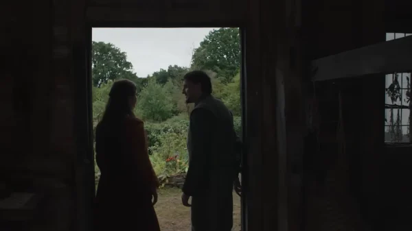 映画『ハムネット』のアグネス（ジェシー・バックリー）と夫ウィリアム・シェイクスピア（ポール・メスカル）。息子の死と名作『ハムレット』誕生の背景を描く歴史ドラマ。