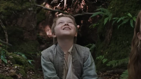 映画『ハムネット』でジャコビ・ジュプが演じるシェイクスピアの息子ハムネットの姿