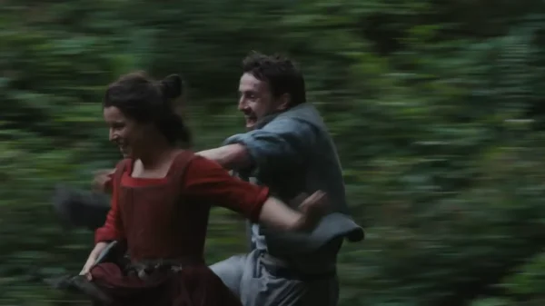 映画『ハムネット』で妻アグネスを演じるジェシー・バックリーと若きシェイクスピアを演じるポール・メスカル