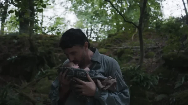 映画『ハムネット』で、子どもたちを深く愛する父親としての顔を見せるポール・メスカル