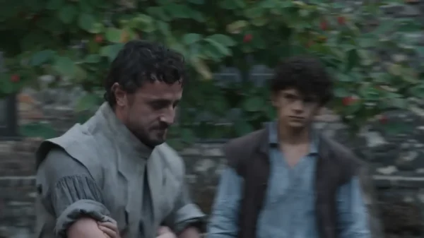 映画『ハムネット』のグローブ座のシーンで、劇作家ウィルとして他の役者に演技指導を行うポール・メスカル