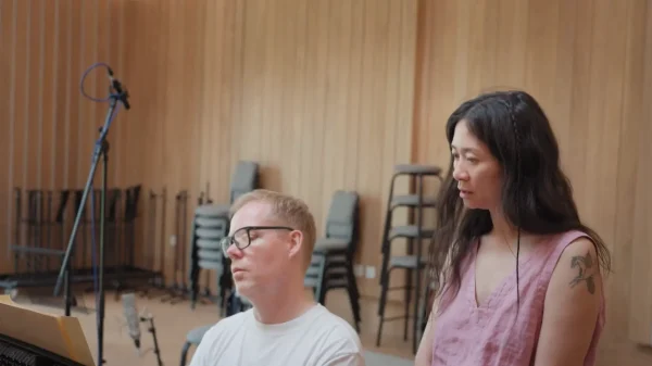 映画『ハムネット』の制作で、絶対的な信頼関係を築いたクロエ・ジャオ監督と作曲家マックス・リヒター