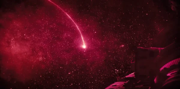 暗い夜空の星々の間を縫うように、太陽から金星へと一直線に伸びる赤外線の輝き