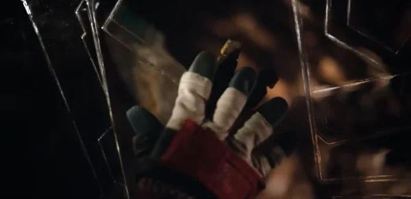 画面越しに差し出された人間の手と、それに応えるように伸ばされた岩のような質感を持つ異星人「ロッキー」の手