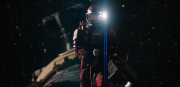 宇宙服を着たライランド・グレースが宇宙船の外で命綱を頼りに船外活動を行っているシーン
