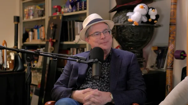 インタビューにて、身振り手振りを交えながら笑顔で本作の科学設定について語る原作者のアンディ・ウィアー