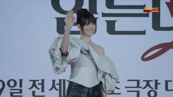 続編のインタビューに笑顔で答えるアン・ハサウェイ