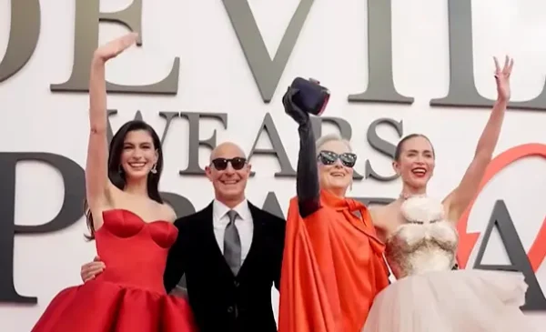 『プラダを着た悪魔2』のプレミアイベントで並んで笑顔を見せるメリル・ストリープ、アン・ハサウェイ、エミリー・ブラントとスタンリー・トゥッチ