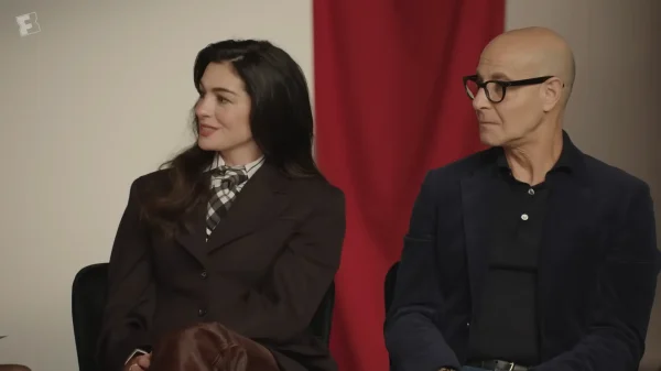 リラックスした様子でインタビューに答えるアン・ハサウェイ