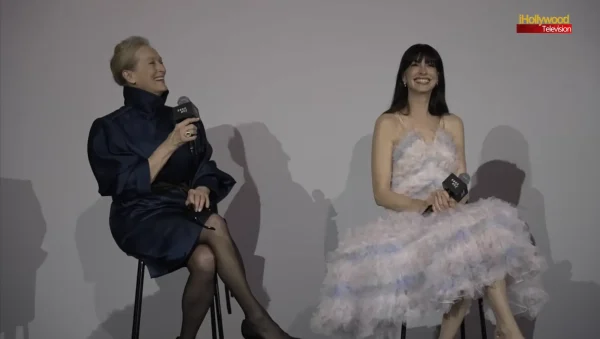 ソウルでの記者会見で並ぶメリル・ストリープとアン・ハサウェイ