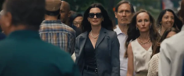 ニューヨークの街を自信に満ちた表情で歩くアンディ