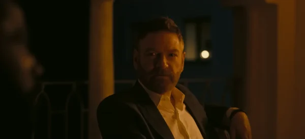 険しい表情を見せる新夫・スチュアート役のケネス・ブラナー