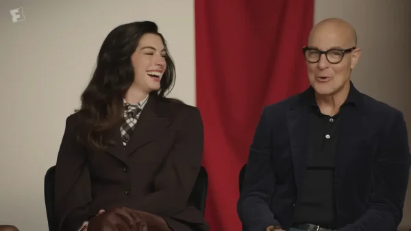 インタビューで楽しそうに笑い合うスタンリー・トゥッチとアン・ハサウェイ