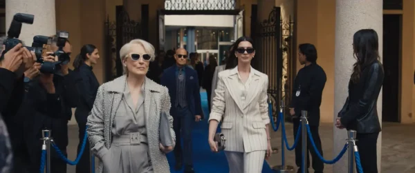 洗練されたスーツスタイルに身を包むミランダ、アンディ、ナイジェルの3人