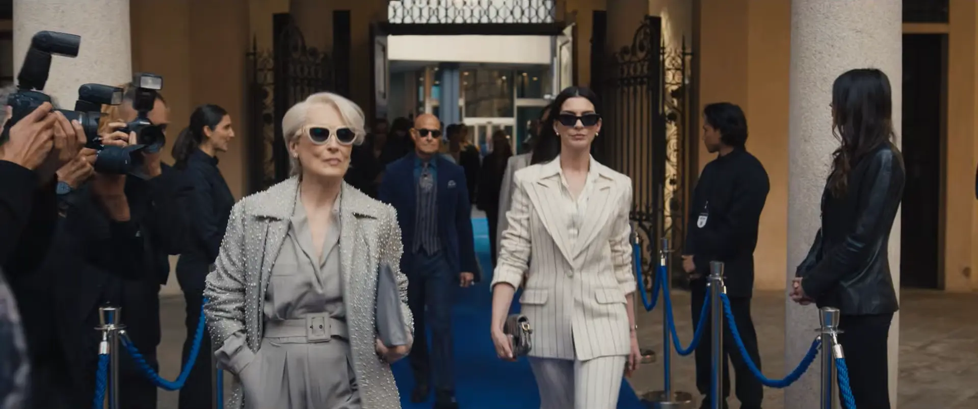 洗練されたスーツスタイルに身を包むミランダ、アンディ、ナイジェルの3人