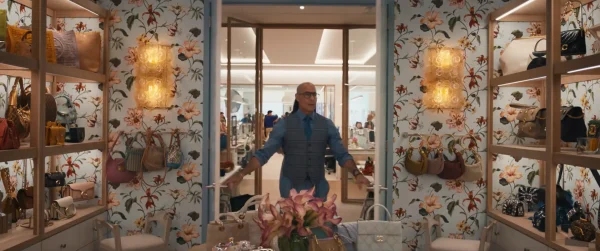 無数のハイブランドの服や靴、バッグが並ぶ『ランウェイ』誌の衣装部屋