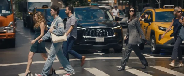 オールドコーチのメッセンジャーバッグを肩に掛けたアンディ