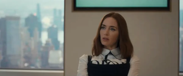 高級ブランドの重役として自信に満ちた表情を見せるエミリー