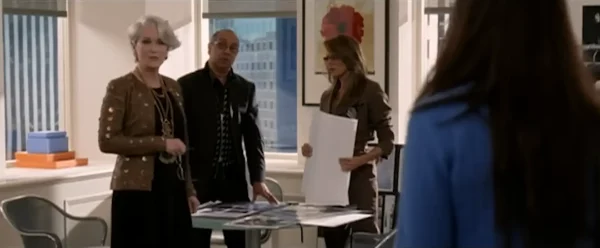 ダサいセーターを着たアンディを冷酷な目で見つめるミランダ