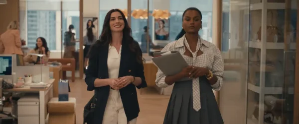 特集エディターとして洗練されたスタイルでオフィスを歩くアンディ