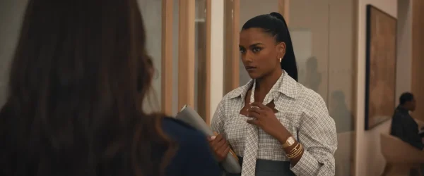 ミランダの新たな第一アシスタント、アマリを演じるシモーヌ・アシュリー