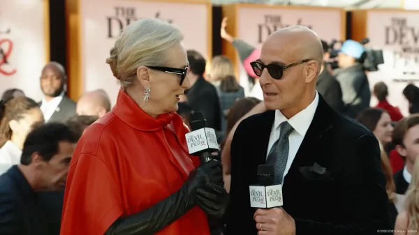 ワールドプレミアのレッドカーペットでインタビューに応じるスタンリー・トゥッチとメリル・ストリープ