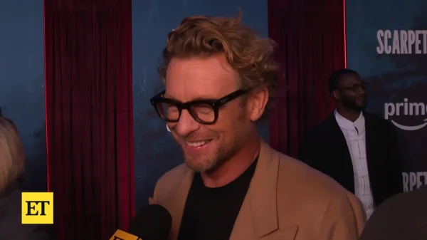 インタビューに答えるサイモン・ベイカー