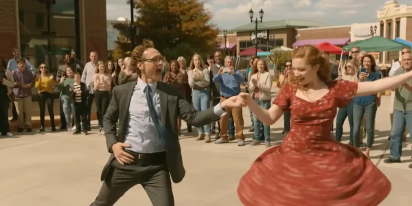 ストリート・ドラマーのビートに合わせて情熱的なダンスを披露するチャック（トム・ヒドルストン）