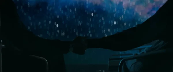 崩壊していく世界で、信じられない現象を目の当たりにする夜空