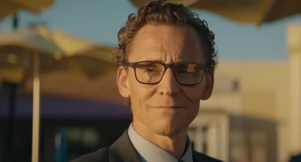 映画『サンキュー、チャック』で主人公チャールズ・”チャック”・クランツを演じるトム・ヒドルストン