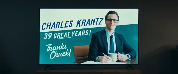 映画『サンキュー、チャック』で平凡な会計士チャックを演じ、優しい笑顔を見せるトム・ヒドルストン