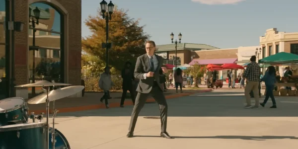 アラバマの街角で、ストリート・ドラマーの演奏に合わせて激しく踊るトム・ヒドルストン