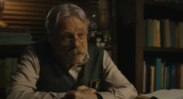 祖父アルビー役を演じる、白髪とメガネ姿のマーク・ハミル