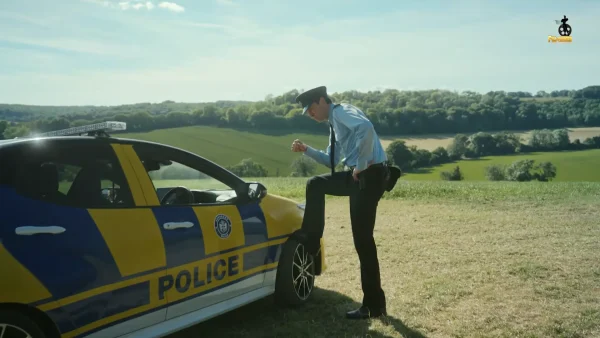 イギリスらしさを意図的に消し、無国籍なデザインが施された警察官ティムの制服
