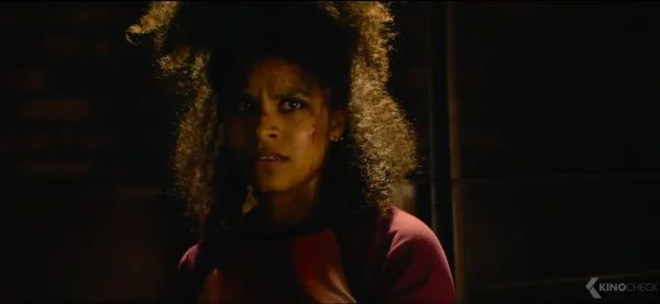 武器を持ち悪魔崇拝カルトに立ち向かう『ゼイ・ウィル・キル・ユー』の主人公エイジア（ザジー・ビーツ）